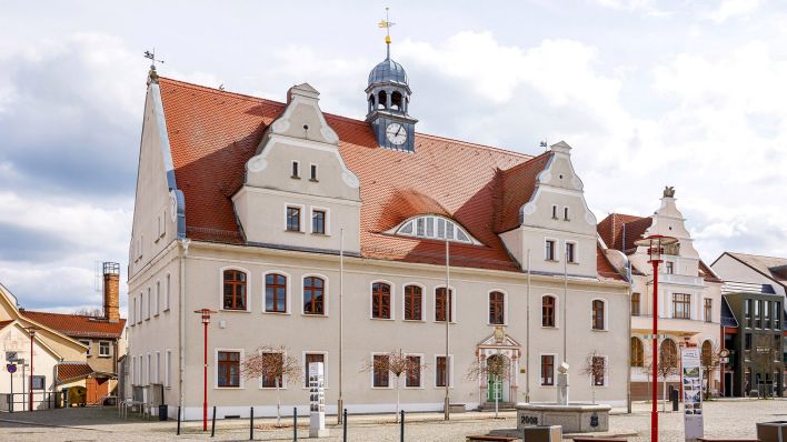 Rathaus mit Markt in der brandenburgischen Kleinstadt Doberlug-Kirchhain im landkreis Elbe-Elster am 22.03.2023. (Quelle: picture alliance/Andreas Franke) Rathaus mit Markt in der brandenburgischen Kleinstadt Doberlug-Kirchhain im landkreis Elbe-Elster am 22.03.2023. (Quelle: picture alliance/Andreas Franke)
