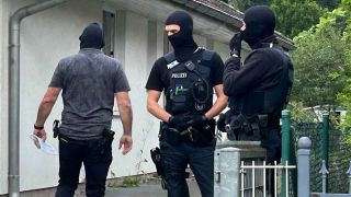 Symbolbild: Ermittlungen gegen Rechtsextreme in Brandenburg (Bild: dpa/tnn/Sven Kaeuler)