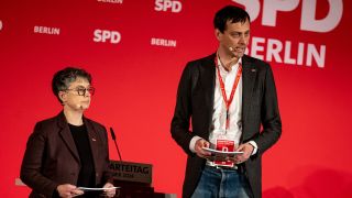 Martin Hikel, SPD Berlin Vorsitzender, und Nicola Böcker-Giannini, SPD Berlin Vorsitzende, sprechen auf dem Parteitag der SPD Berlin in Berlin-Mitte (Quelle: dpa/Fabian Sommer).