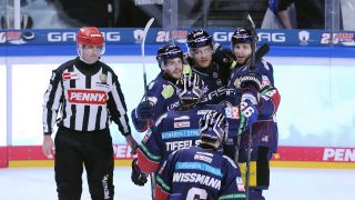Die Eisbären bejubeln das 1:0 im dritten Halbfinalspiel gegen Mannheim (imago images/Contrast)