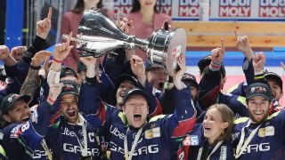 Die Eisbären Berlin bejubeln ihren elften Meistertitel und recken den DEL-Pokal in die Höhe. (Quelle: imago-images/Contrast)