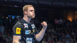 Matthes Langhoff von den Füchsen Berlin ballt die Faust im Champions-League-Spiel gegen Aalborg Handbold. (Quelle: imago-images/Mattias Koch)