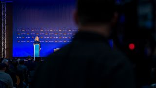 Kristin Brinker, Landesvorsitzende der AfD Berlin, hält eine Rede auf dem AfD Landesparteitag Berlin in Jüterbog im April 2025. Bild: picture alliance / Eventpress, Jeremy Knowles