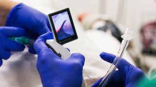 Symbolbild: Ein Anästhesist führt einem Patienten im OP-Zentrum zur Intubation einen Schlauch in die Luftröhre ein am 29.11.2023. (Quelle: picture alliance/dpa/Frank Molter)
