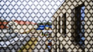 Symbolbild:Blick durch ein Gitter auf das neue «Dublin-Zentrum» (r) für ausreisepflichtige Familien auf dem Gelände der Zentralen Ausländerbehörde Brandenburgs (ZABH).(Quelle:picture alliance/dpa/P.Pleul)