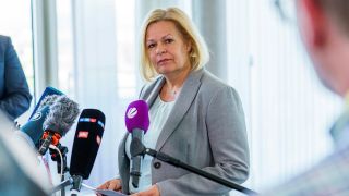 02.05.2025: Nancy Faeser (SPD) geschäftsführende Bundesinnenministerin, äußert sich im Bundeskriminalamt (BKA) zur AfD.