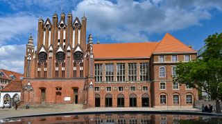 Symbolbild: Das Rathaus der Stadt Frankfurt (Oder). (Quelle: dpa/Patrick Pleul)