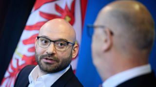 Dietmar Woidke (r, SPD), Ministerpräsident von Brandenburg, stellt in der Brandenburger Staatskanzlei René Wilke (parteilos) als neuen Innenminister von Brandenburg vor. (Quelle: dpa/Jutrczenka)