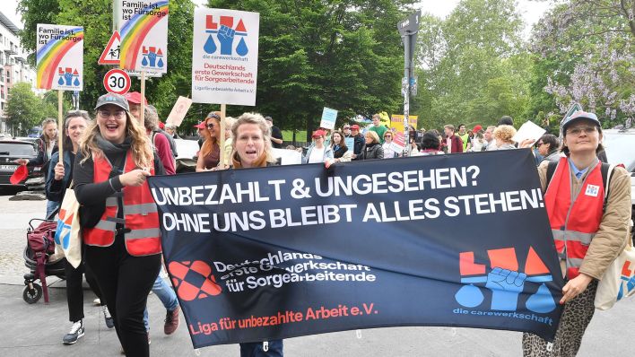 Teilnehmerinnen der Demonstration zum Start der Kampagne "100.000 Mütter" halten ein Banner mit der Aufschrift "Unbezahlt und ungesehen ? Bei uns bleibt alles stehen!". Nach ersten Angaben der Polizei zogen die Teilnehmer von der Oranienburger Straße zum Reichstag. Dort sollte ein Katalog, der konkrete Forderungen nach einem gesellschaftlichen und politischen Strukturwandel enthält, an die Bundesregierung übergeben werden. (Quelle: dpa/Zinken)