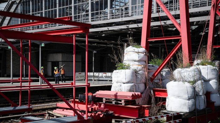 Symbolbild: Bauarbeiter stehen auf einem abgesperrten Bahnsteig am Ostbahnhof. (Quelle: dpa/Hannes P Albert) Symbolbild: Bauarbeiter stehen auf einem abgesperrten Bahnsteig am Ostbahnhof. (Quelle: dpa/Hannes P Albert)