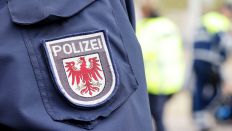 Symbolbild: Wappen der Polizei Brandenburg am 08.05.2023. (Quelle: picture alliance/Sebastian Gabsch/Geisler-Fotopre)
