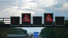Baustellenwarnung vor dem Dreieck Potsdam. (Quelle: dpa/Sorge)