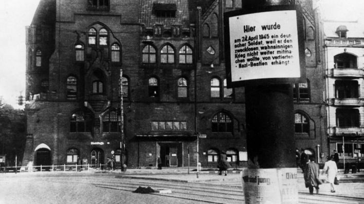 Archivbild: Eine kurz nach Kriegsende am Bahnhof Steglitz installierte Gedenktafel für einen am 24. April 1945, wenige Tage vor Kriegsende, als Deserteuer erhängten Wehrmacht-Soldaten. (Quelle: dpa/SZ Photo)