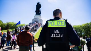 Ein Polizist sichert das Gedenken am Sowjetischen Ehrenmal im Treptower Park am 08.05.2024. (Quelle: dpa/Christoph Soeder)