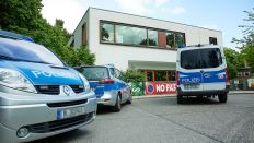 22.05.2025, Berlin: Fahrzeuge der Polizei stehen vor einer Schule im Berliner Bezirk Spandau, an der es am Vormittag einen möglichen Messerangriff auf einen Schüler gab (Quelle: dpa/Jörg Carstensen).