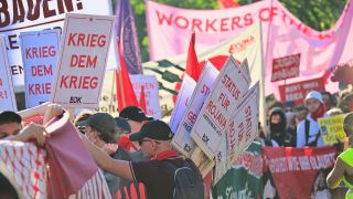 01.05.2025, Berlin: Teilnehmer stehen während der Revolutionären 1. Mai-Demo 2025 am Südstern. (Quelle: dpa/Sebastian Gollnow)