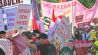 01.05.2025, Berlin: Teilnehmer stehen während der Revolutionären 1. Mai-Demo 2025 am Südstern. (Quelle: dpa/Sebastian Gollnow)