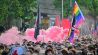 01.05.2025, Berlin: Pinker Rauch steigt während der Revolutionären 1. Mai-Demo 2025 auf. (Quelle: dpa/Sebastian Gollnow)