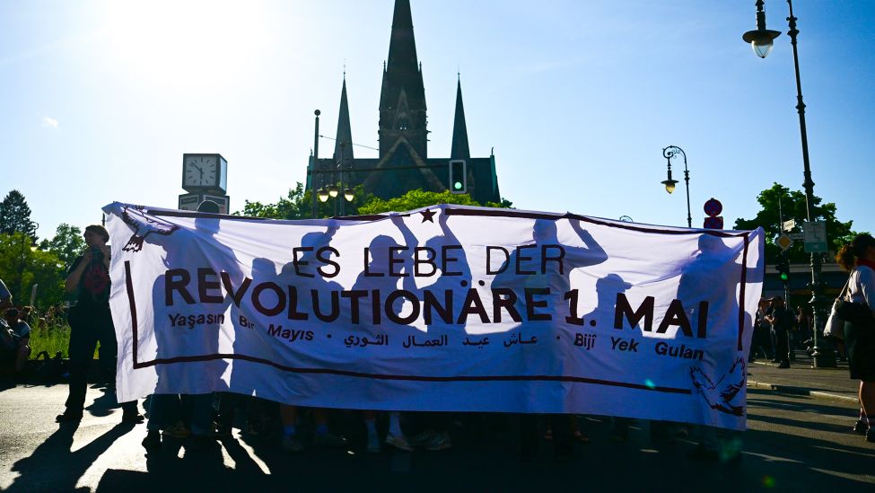 01.05.2025, Berlin: Teilnehmer stehen während der Revolutionären 1. Mai-Demo 2025 am Südkreuz. (Quelle: dpa/Sebastian Gollnow)