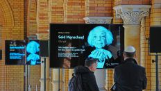15.05.2025, Berlin: "Seid Menschen" steht neben einem Bild der Holocaust-Überlebenden Margot Friedländer auf einer Leinwand im Friedhof Weißensee der Jüdischen Gemeinde zu Berlin.(Quelle:dpa/K.Nietfeld)