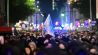 30.04.2025, Berlin: Eine Teilnehmerin hält während der Demonstration «Take back the Night» im Berliner Bezirk Friedrichshain eine Transgenderfahne hoch.(Quelle:dpa/S.Gollnow)