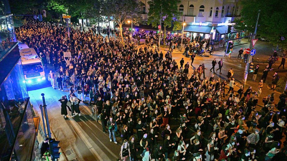 30.04.2025, Berlin: Teilnehmerinnen während der Demonstration "Take back the Night" im Berliner Bezirk Friedrichshain.(Quelle:dpa/S.Gollnow)