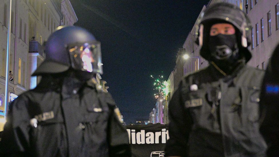 30.04.2025, Berlin: Ein Feuerwerk explodiert hinter der Demonstration "Take back the Night" im Berliner Bezirk Friedrichshain.(Quelle:dpa/S.Gollnow)
