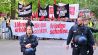 30.04.2025, Berlin: Teilnehmer gehen während der Demonstration "Löhne erhöhen - Mieten senken - Frieden schaffen!" begleitet von Polizei durch den Berliner Bezirk Wedding.(Quelle:dpa/S.Gollnow)