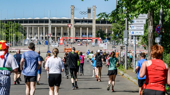 Läuferinnen und Läufer joggen im Rahmen des S25-Laufs auf das Berliner Olympiastadion zu. (Foto: IMAGO / Funke Foto Services) Läuferinnen und Läufer joggen im Rahmen des S25-Laufs auf das Berliner Olympiastadion zu. (Foto: IMAGO / Funke Foto Services)