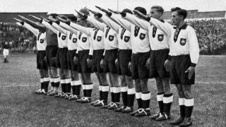 Deutsche Fußballer zeigen bei den Olympischen Sommerspielen 1936 den Hitlergruß. (Foto: IMAGO / United Archives International)