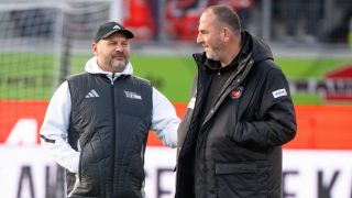 Union-Trainer Steffen Baumgart (l.) und Heidenheim-Trainer Frank Schmidt im Gespräch. (Foto: IMAGO / Matthias Koch)