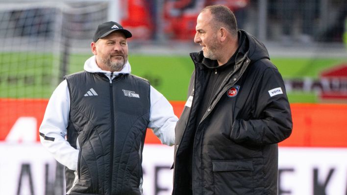 Union-Trainer Steffen Baumgart (l.) und Heidenheim-Trainer Frank Schmidt im Gespräch. (Foto: IMAGO / Matthias Koch)