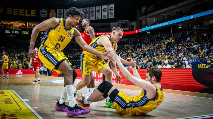 Albas David McCormack und Tim Schneider helfen ihrem Teamkollegen Malte Delow wieder auf die Beine (imago images/camera4+)
