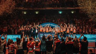 Die BR Volleys posieren fürs Gruppenfoto bei der Siegerehrung für die gewonnene Meisterschaft gegen Lüneburg am 03.05.2025 (Bild: Imago Images/Anton Hoefel)