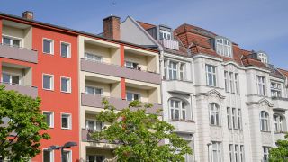Symbolbild: Mietshäuser Neubau, Altbau, Bundesallee, Schöneberg, Berlin, Deutschland am 26.04.2024. (Quelle: IMAGO/Schoening)