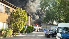In Berlin-Haselhorst brennen mehrere Gartenlauben und eine Lagerhalle. (Quelle: rbb)