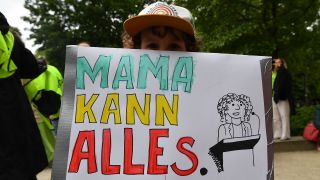 Am 10.05. fand in Berlin die Demo "100.000 Mütter statt, Ziel war die Sichtbarkeit von Care-Arbeitenden zu verstärken