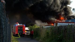 Berlin-Spandau: Laubenbrand greift auf Lagerhalle über