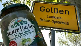 Ein Glas Saure Gurken wird vor das Ortsschild von Golßen gehalten (Foto: rbb/Manske)